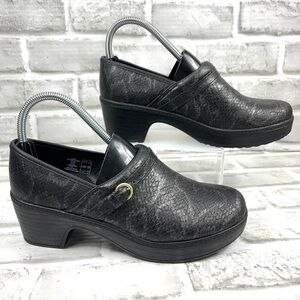 Lands End Camden Women’s 8 Black and Grey Snakeskin Clogs
